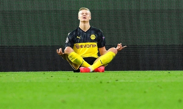 Haaland del Dortmund posa después de marcar su primer gol