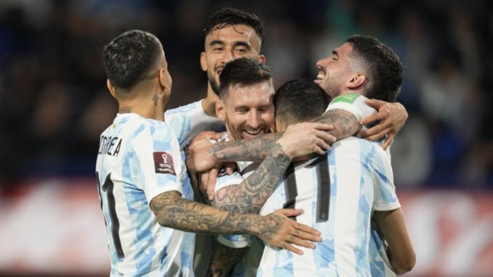 La Selección de Argentina celebrando gol de Messi