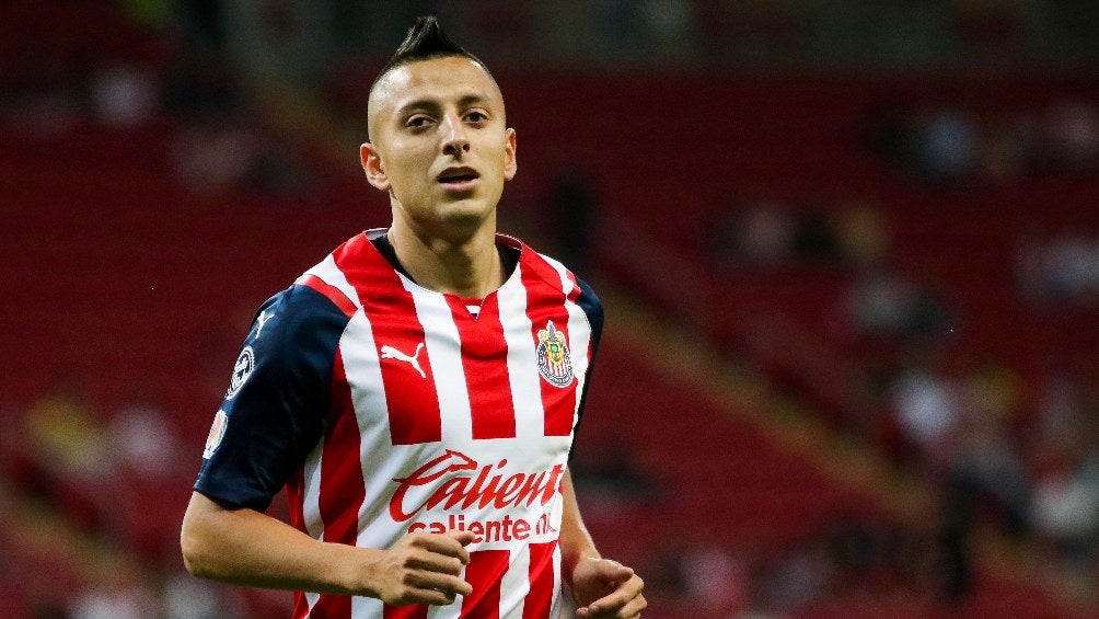 Roberto Alvarado jugando partido de Liga MX con las Chivas