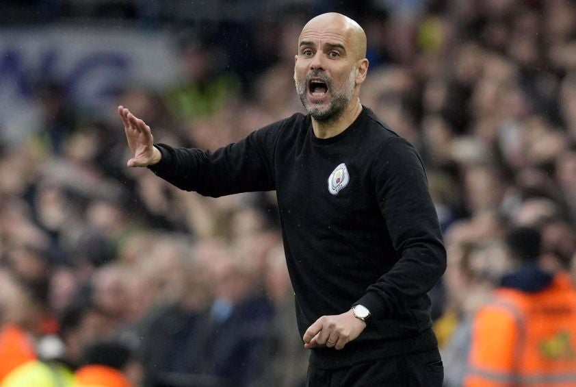 Guardiola dirigiendo al Manchester City en partido de Premier League