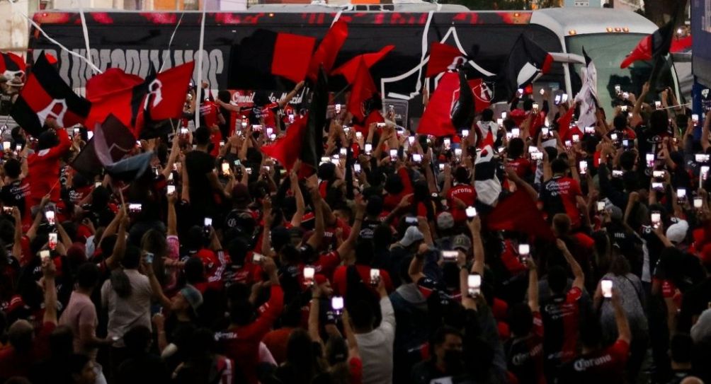 Aficionados del Atlas recibiendo a su equipo