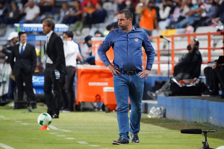 André Jardine en el juego ante Pachuca