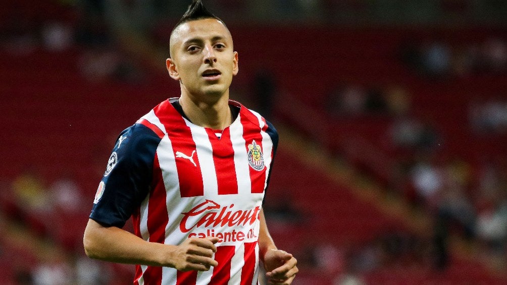 Roberto Alvarado jugando partido de Liga MX con las Chivas