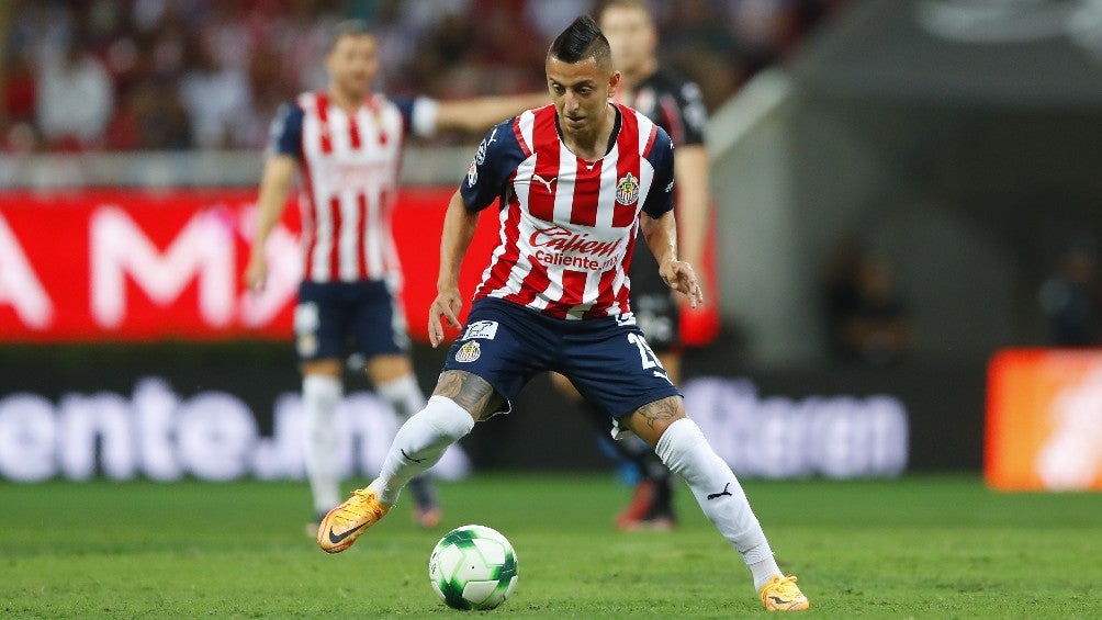 Roberto Alvarado jugando con Chivas en el Clásico Tapatío