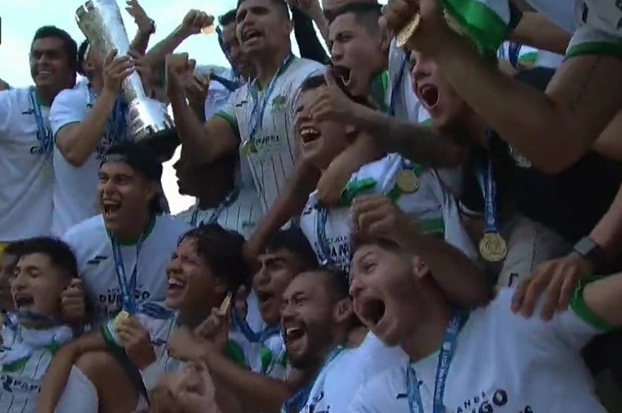 Alacranes celebra con el título de Campeón de Campeones de la Liga Premier