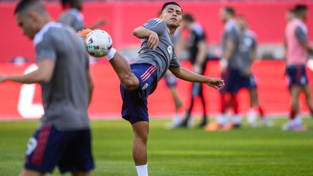 Jairo Torres calentando con el Chicago Fire