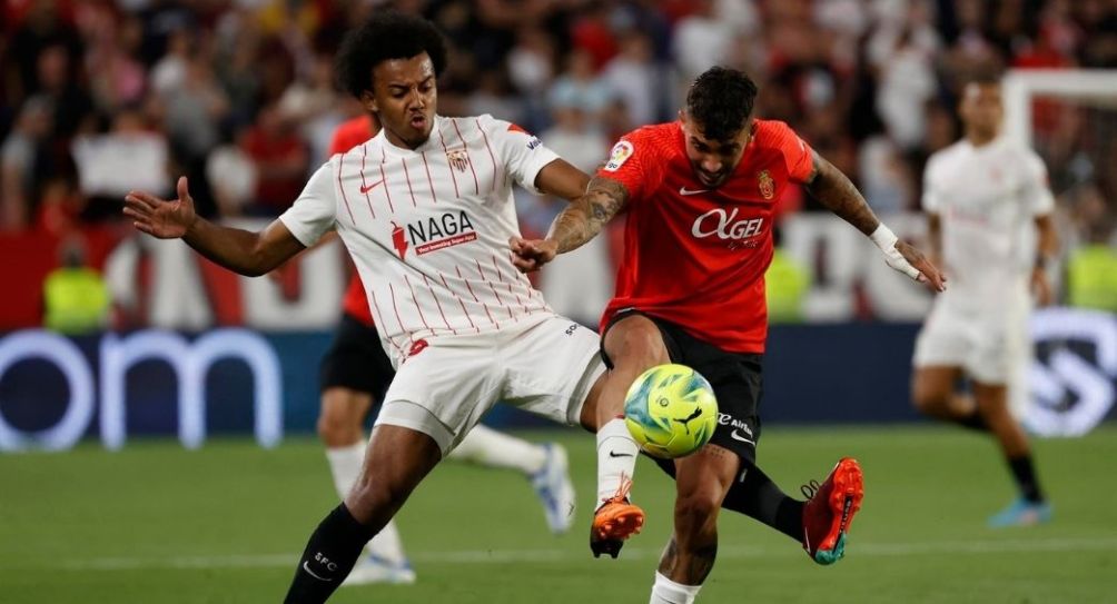 Jules Koundé durante un partido del Sevilla