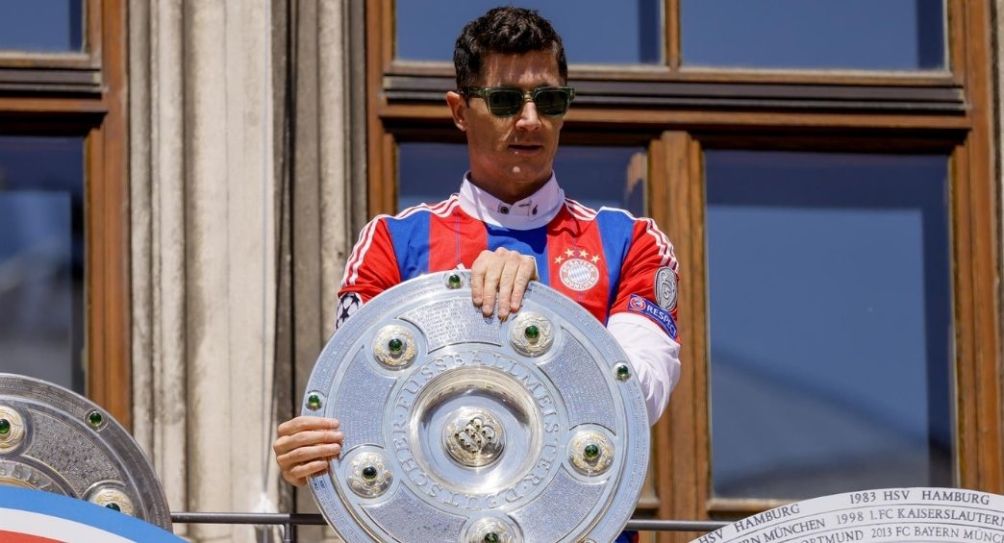 Robert Lewandowski con el título de la Bundesliga