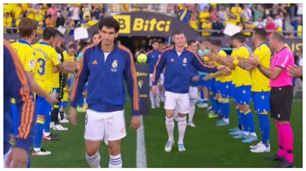 Cadiz recibiendo al Real Madrid en el tradicional 'pasillo'