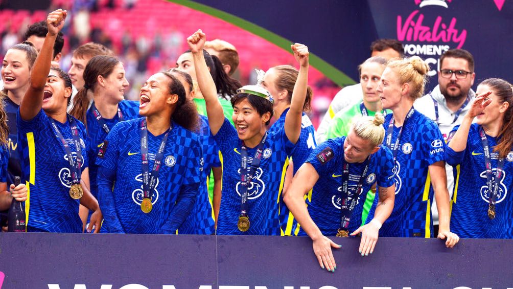 Chelsea festejando campeonato de la Copa inglesa femenina