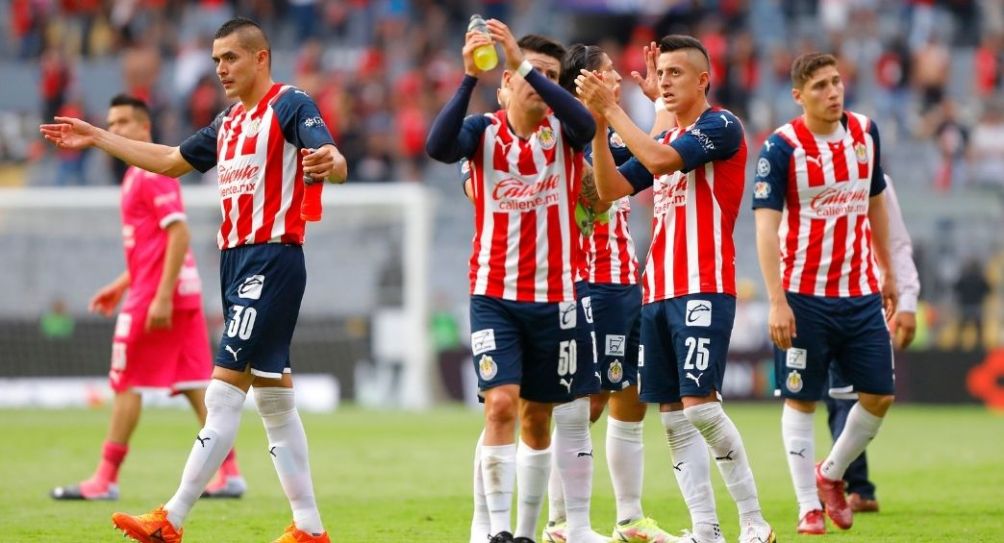 Jugadores de Chivas tras el partido