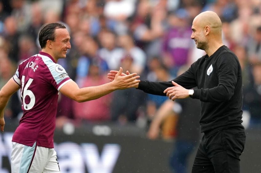 Pep Guardiola junto a Mark Noble 