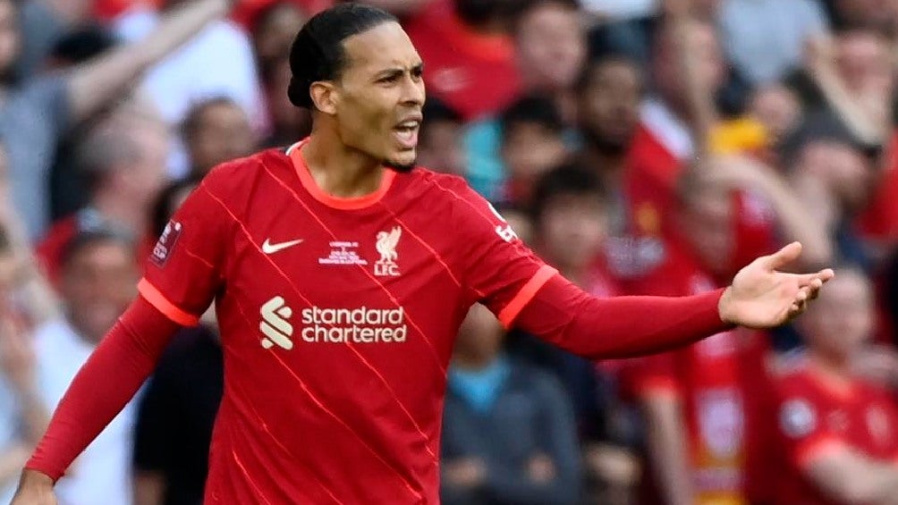 Virgil Van Dijk jugando con el Liverpool la Final de la FA Cup