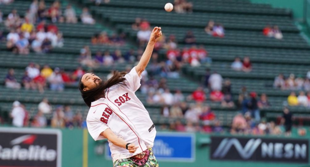 Steve Aoki realizando el primer lanzamiento