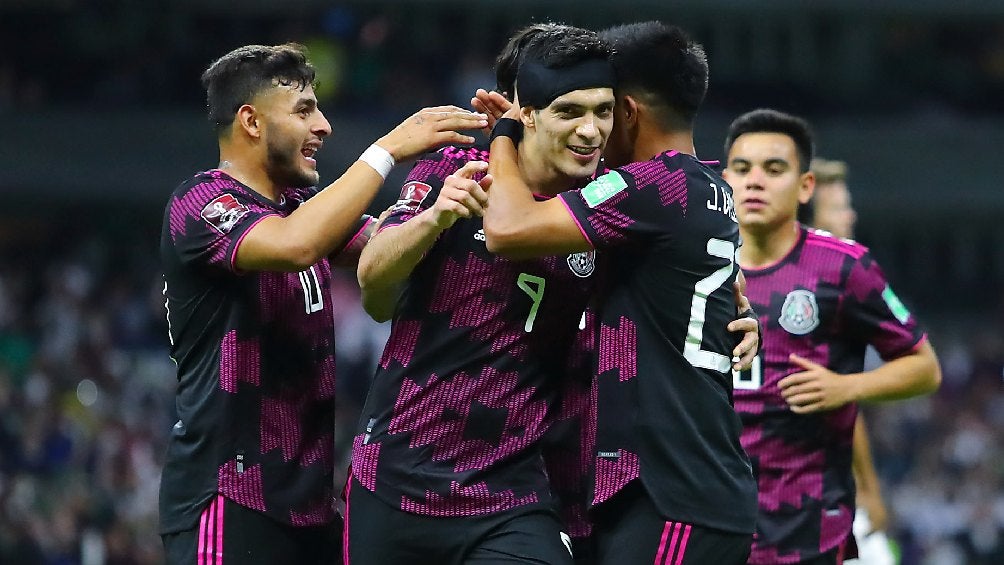 Jugadores de la Selección Mexicana festejando gol en el Estadio Azteca