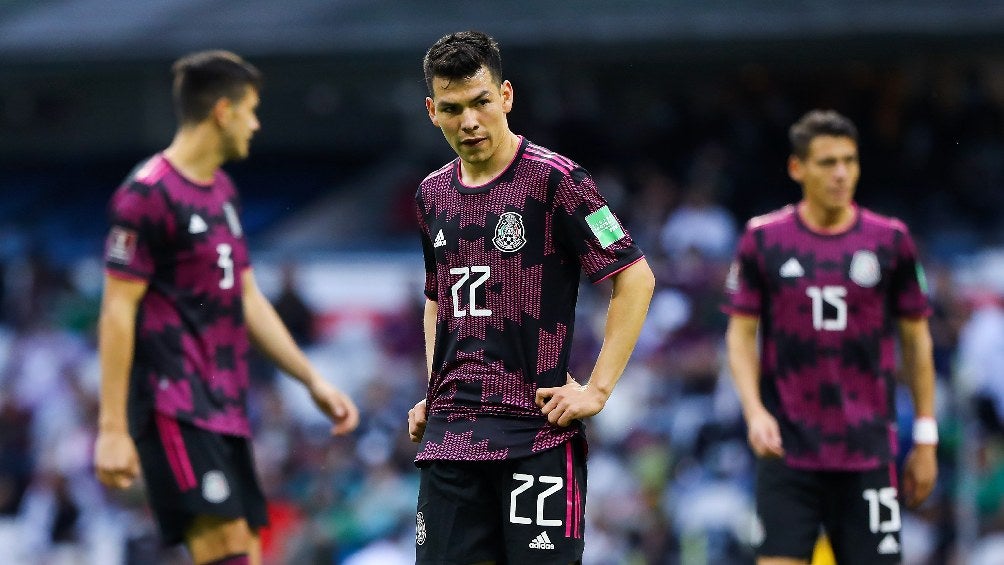 Hirving Lozano jugando con la Selección Mexicana en el Estadio Azteca