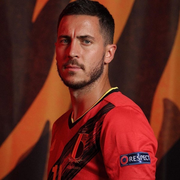 Hazard posando con la playera de su selección