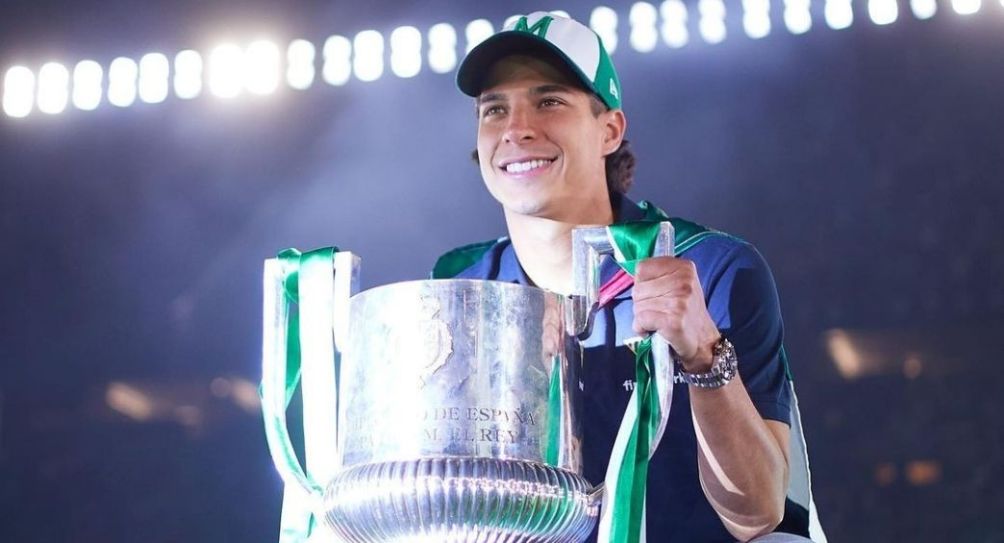 Diego Lainez con la Copa del Rey