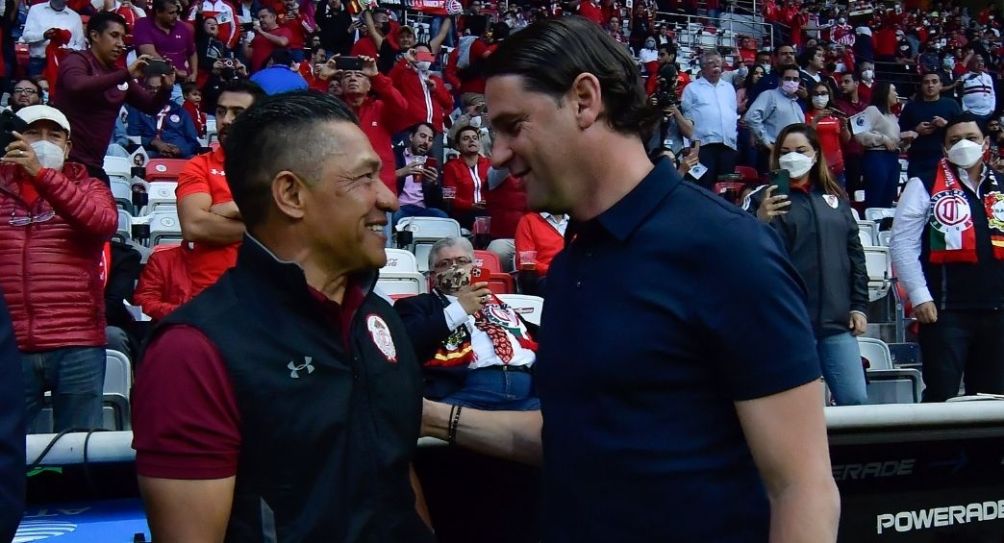 Gerardo Seoane saludando a Nacho Ambriz