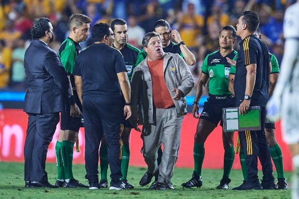 'Piojo' Herrera con el cuerpo arbitral durante la Vuelta de la Semifinal del CL22