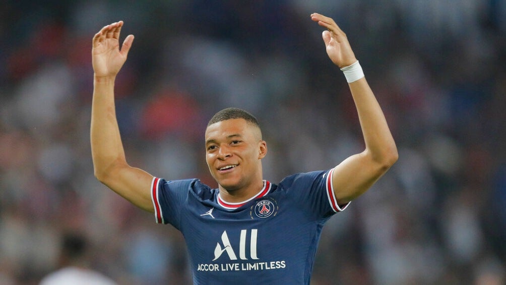 Kylian Mbappé celebrando anotación con el PSG ante Metz