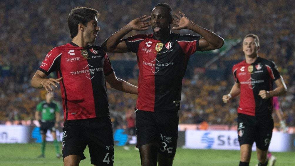 Quiñones festejó con todo su gol en el Universitario