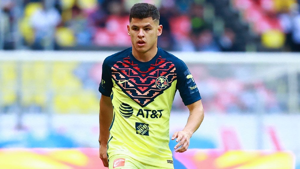 Richard Sánchez jugando partido con el América en la Liga MX