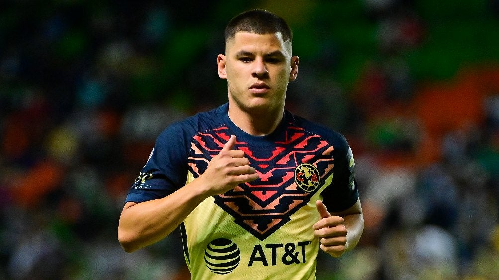 Richard Sánchez jugando partido con el América en la Liga MX