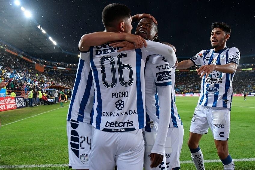 Jugadores de Pachuca festejando un gol