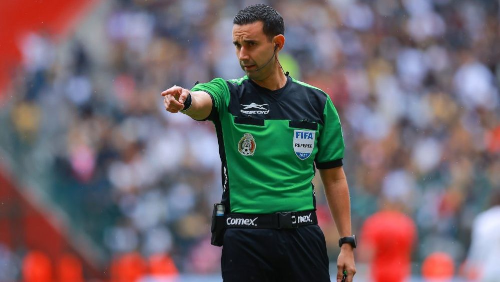 César Arturo Ramos arbitrando en la Liga MX