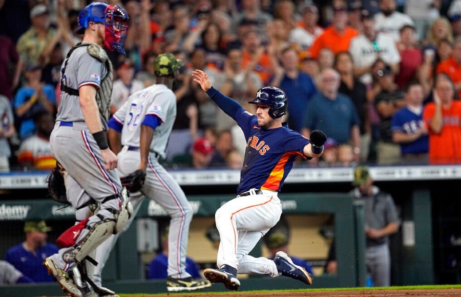 Alex Bregman anota ante Texas