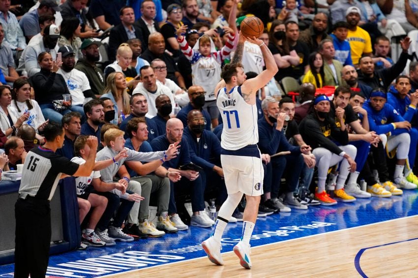 Luka Doncic en el juego vs Warriors