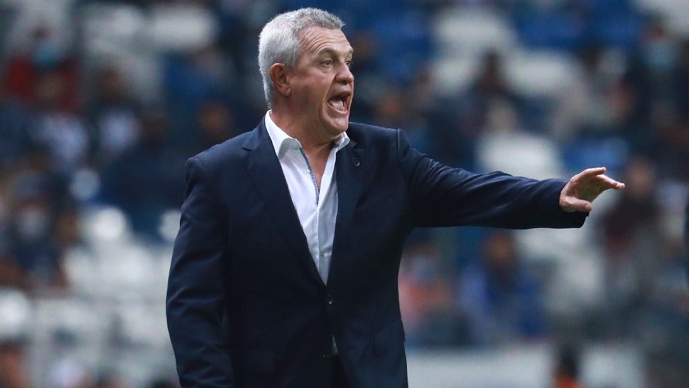 Javier Aguirre dirigiendo al Monterrey durante partido de Liga MX