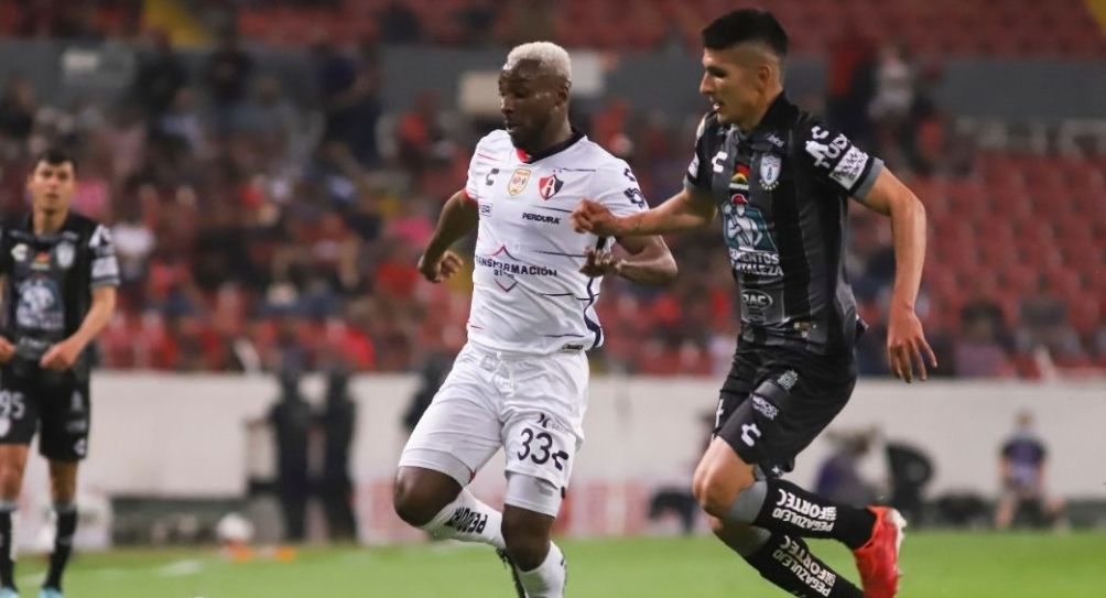 Julián Quiñones durante un partido del Atlas