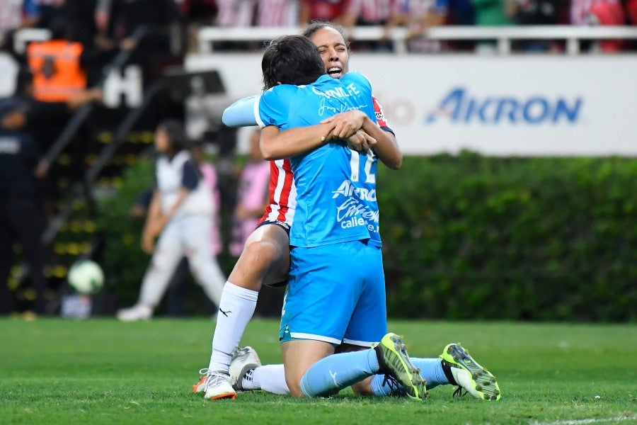 Casandra Montero festejando título de Chivas