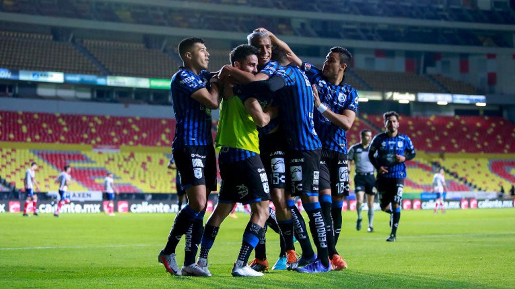 Jugadores del Querétaro festejando un gol a favor