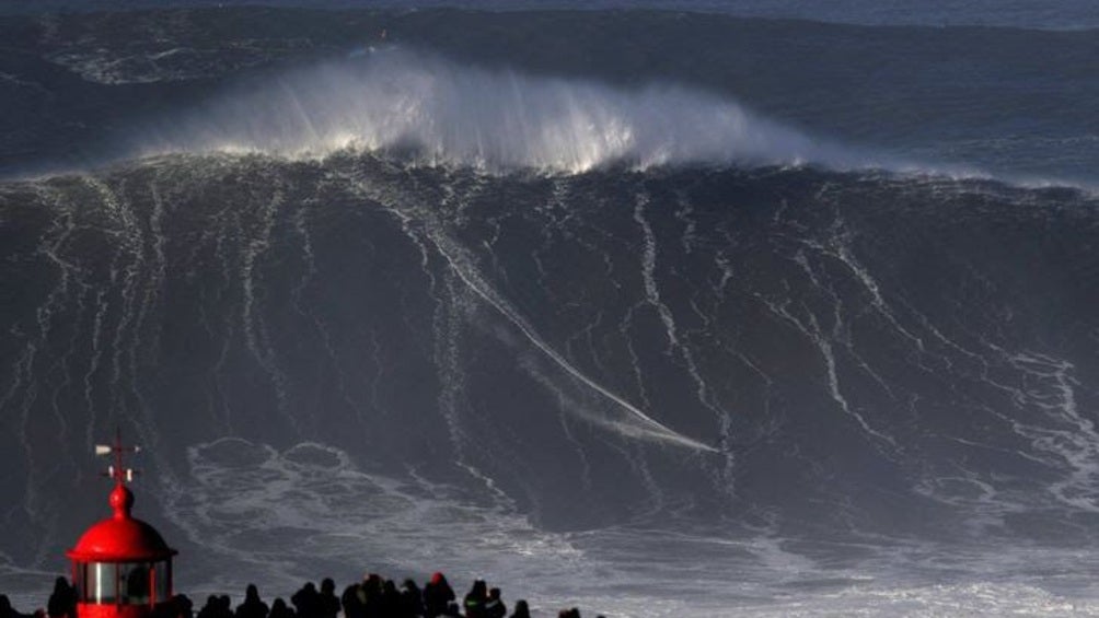 Sebastián Steudtner surfeando en Nazaré, Portugal