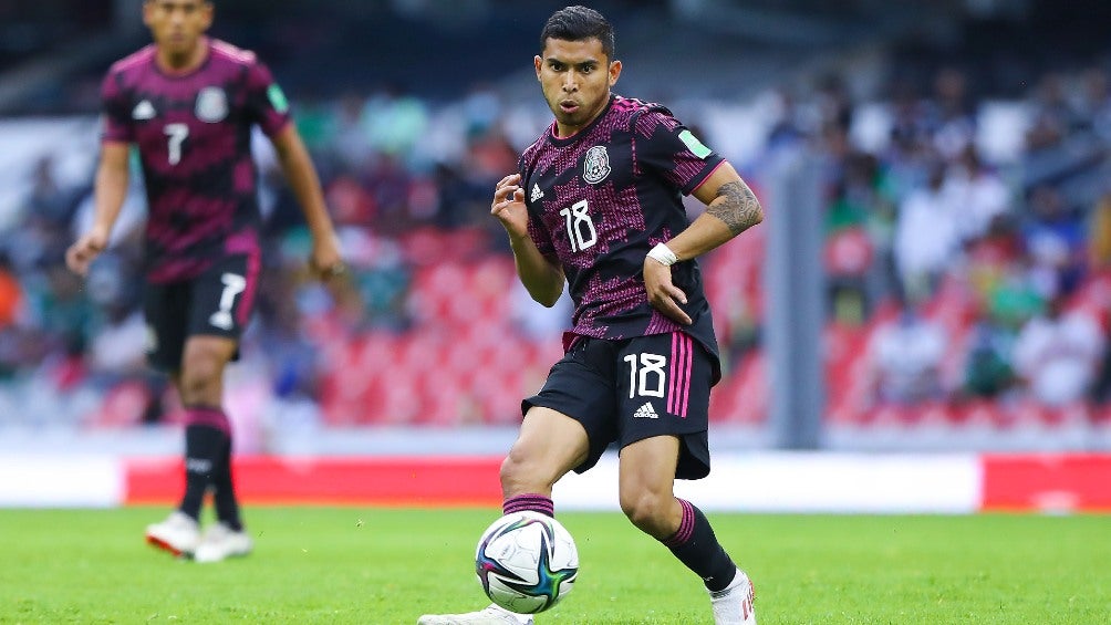 Orbelín Pineda jugando con la Selección Mexicana