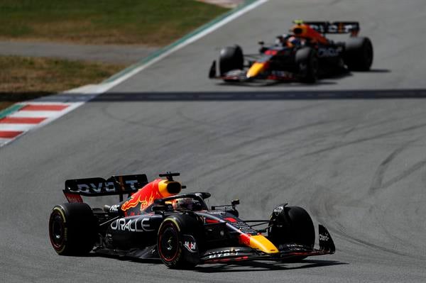 Checo Pérez y Verstappen durante una carrera