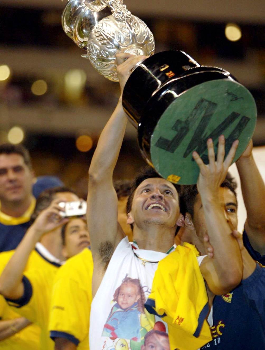 Aquí, el "Misionero" levanta la Copa de campeón