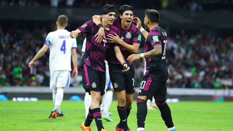 Jiménez, Gutiérrez y Vega celebrando un gol con el Tri