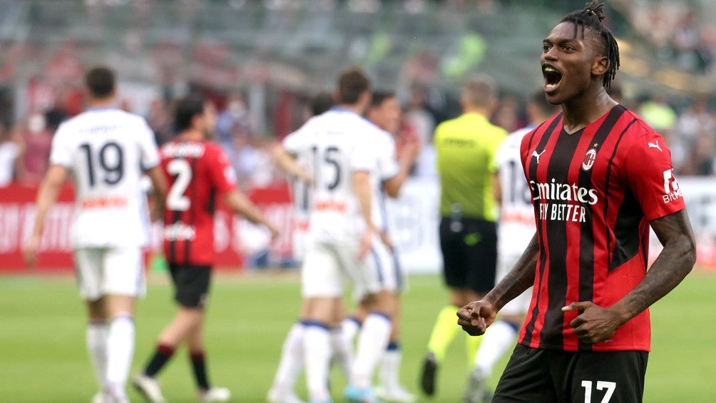 Rafael Leao festejando un gol con el Milan