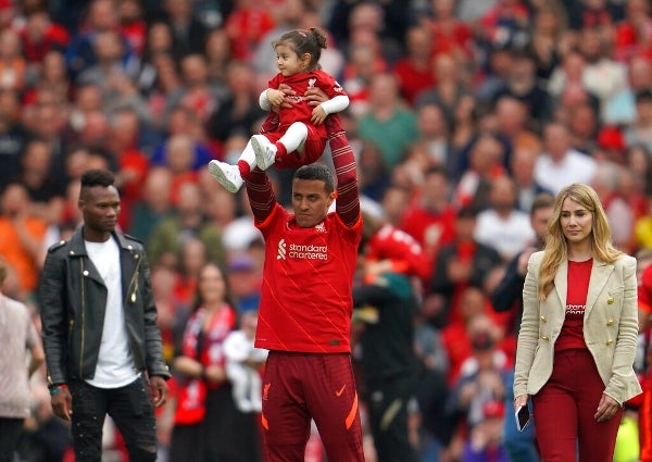 Thiago camina en la cancha con su familia