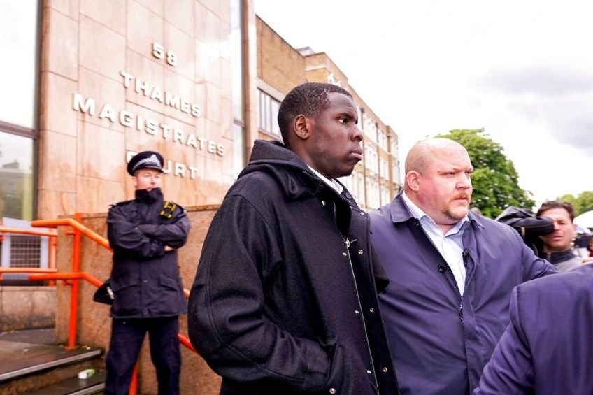 Kurt Zouma saliendo de su audiencia