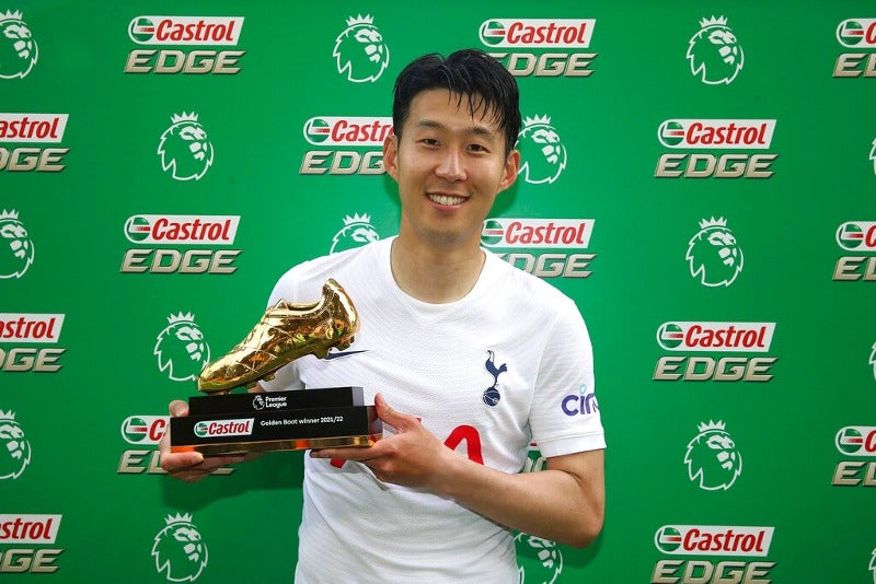 Son Heung-min mostrando premio de Bota de Oro de la Premier League