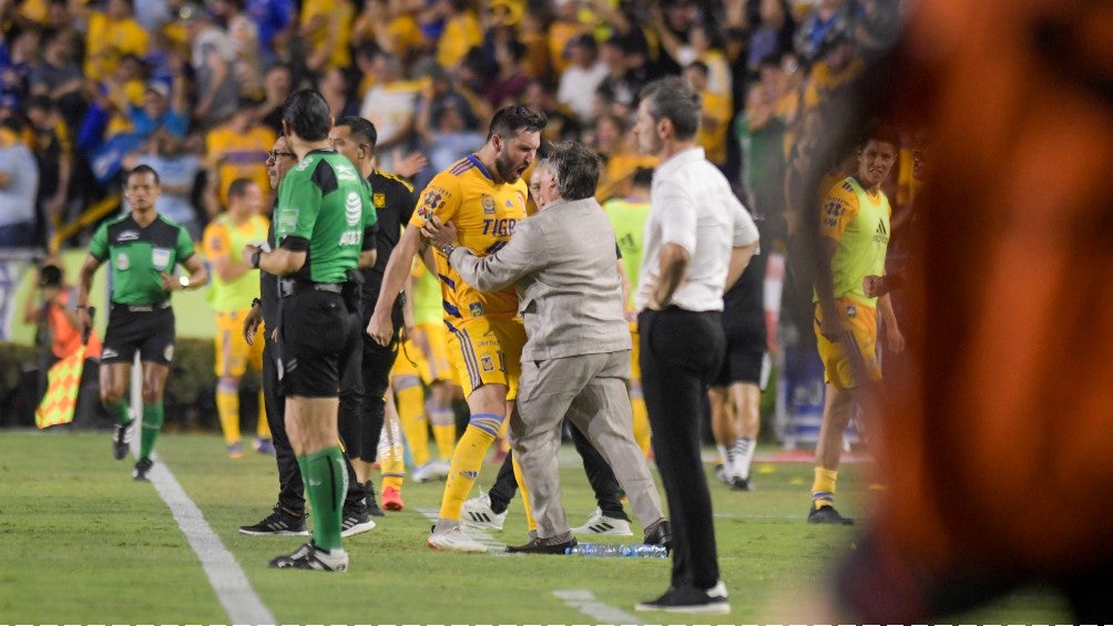 Gignac y Piojo Herrera durante partido