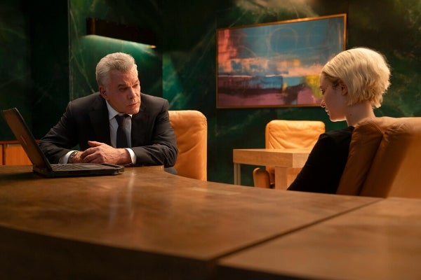  Ray Liotta y Esme Creed-Miles en una escena de la serie "Hanna"