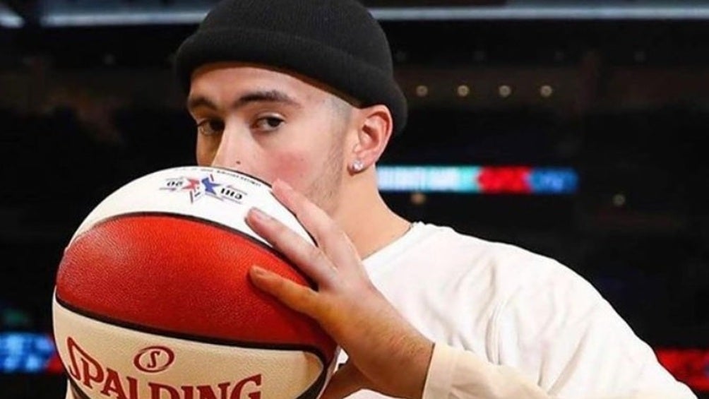 Bad Bunny con un balón de baloncesto