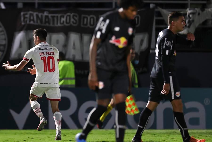 Gustavo del Prete festejando un gol con Estudiantes