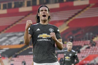 Edinson Cavani festejando con el Manchester United